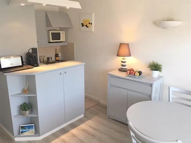 4 Pers. Balcon & Parking - & Commerces Appartamento