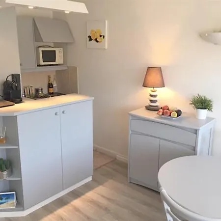 4 Pers. Balcon & Parking - & Commerces Apartment