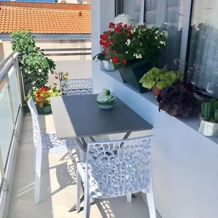 4 Pers. Balcon & Parking - & Commerces Apartment *