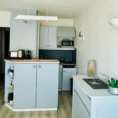 4 Pers. Balcon & Parking - & Commerces Apartment