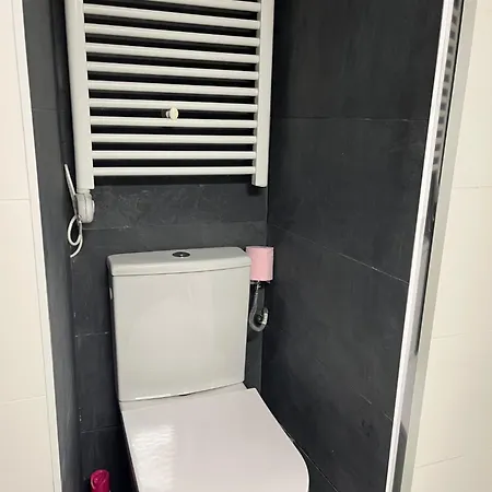 4 Pers. Balcon & Parking - & Commerces Apartment