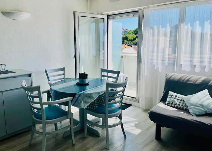 4 Pers. Balcon & Parking - & Commerces * ארסשון